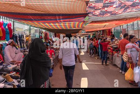 Delhi/Inde - 11 octobre 2019. Vendeurs et acheteurs à Meena Bazar devant Jama Masjid . Banque D'Images