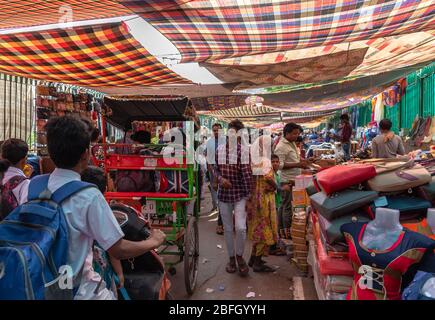 Delhi/Inde - 11 octobre 2019. Vendeurs et acheteurs à Meena Bazar devant Jama Masjid . Banque D'Images