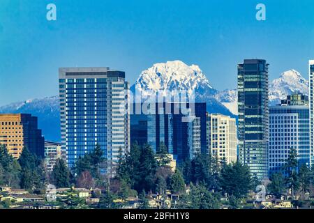 Bâtiments de grande taille City Centre Snow capping Cascade Mountains Bellevue Washington Banque D'Images