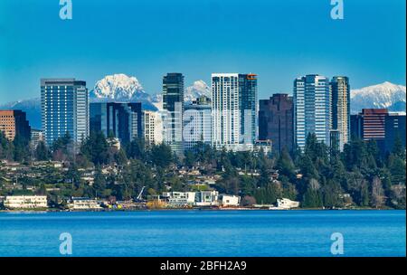 Bâtiments de grande taille Maisons quartiers résidentiels Lac Washington neige capping Cascade montagnes Bellevue Washington Banque D'Images