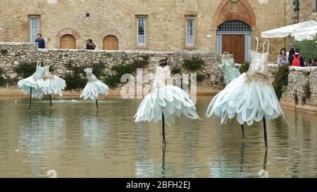 'Le jardin secret' de l'artiste Davide Dall'Osso dans l'ancien bain thermal de Bagno Vignoni. Banque D'Images