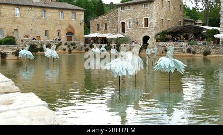 'Le jardin secret' de l'artiste Davide Dall'Osso dans l'ancien bain thermal de Bagno Vignoni. Banque D'Images