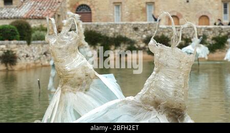 'Le jardin secret' de l'artiste Davide Dall'Osso dans l'ancien bain thermal de Bagno Vignoni. Banque D'Images