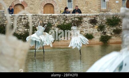 'Le jardin secret' de l'artiste Davide Dall'Osso dans l'ancien bain thermal de Bagno Vignoni. Banque D'Images