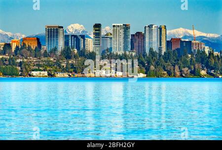 Bâtiments de grande taille Maisons quartiers résidentiels Lac Washington neige capping Cascade montagnes Bellevue Washington Banque D'Images