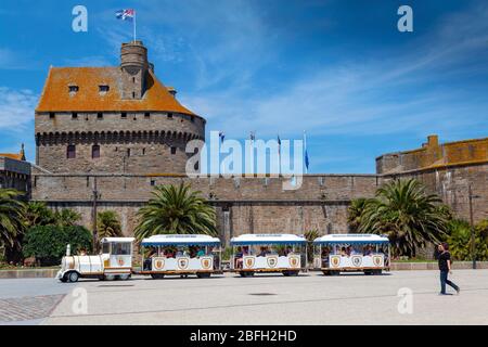 Saint Malo, Bretagne, France - 5 juillet 2017 : mairie et musée avec train terrestre touristique du Quai Saint Vincent à Saint Malo, le wi chaud d'été Banque D'Images