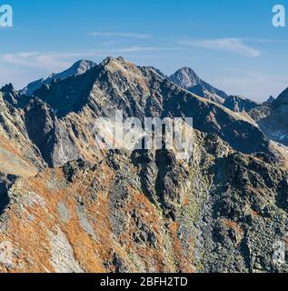 Rysy, Ladovy stit, Lomnicky stit et Pysny stit dans les montagnes Vysoke Tatry en Slovaquie pendant une journée d'automne incroyable Banque D'Images