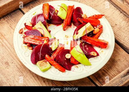 Salade de carottes caramélisées, avocat, betteraves et noix. Banque D'Images