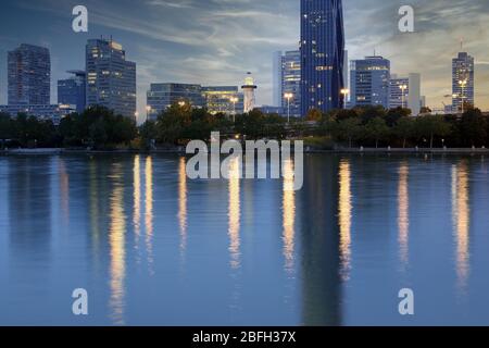 Horizon de Vienne sur le Danube au coucher du soleil Autriche Banque D'Images
