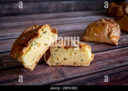 pâques chypriote traditionnelle délicieuses pâtisseries au fromage appelées flaounes à table. Ces pâtisseries sont cuites surtout pendant les Pâques orthodoxes chrétiennes. Banque D'Images