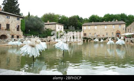 'Le jardin secret' de l'artiste Davide Dall'Osso dans l'ancien bain thermal de Bagno Vignoni. Banque D'Images