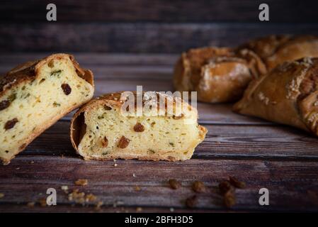 pâques chypriote traditionnelle délicieuses pâtisseries au fromage appelées flaounes à table. Ces pâtisseries sont cuites surtout pendant les Pâques orthodoxes chrétiennes. Banque D'Images