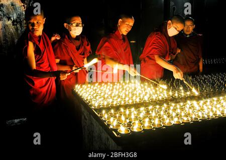 groupe de lampes à beurre illuminées de bodh gaya Banque D'Images