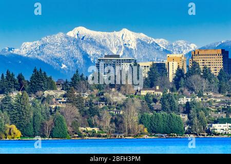 Bâtiments de grande taille Maisons quartiers résidentiels Lac Washington neige capping Cascade montagnes Bellevue Washington Banque D'Images