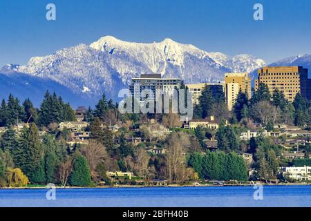 Bâtiments de grande taille Maisons quartiers résidentiels Lac Washington neige capping Cascade montagnes Bellevue Washington Banque D'Images