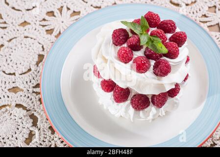 Délicieux dessert de meringue douce avec framboise et crème. Pavlova Banque D'Images