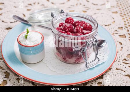 Dessert à la framboise avec framboises et crème fouettée dans un bol en verre Banque D'Images