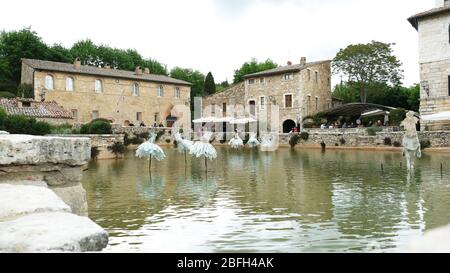 'Le jardin secret' de l'artiste Davide Dall'Osso dans l'ancien bain thermal de Bagno Vignoni. Banque D'Images