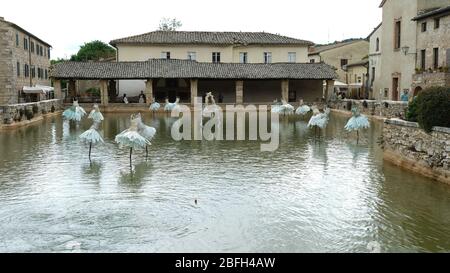 'Le jardin secret' de l'artiste Davide Dall'Osso dans l'ancien bain thermal de Bagno Vignoni. Banque D'Images