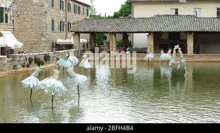 'Le jardin secret' de l'artiste Davide Dall'Osso dans l'ancien bain thermal de Bagno Vignoni. Banque D'Images