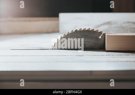 Gros plan de scie dans la menuiserie, la sculpture de bois, la découpe de bois, concept industriel Banque D'Images