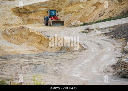 Chargeuse sur pneus Hitachi dans une fosse à sable de la société allemande de construction OSTEG Banque D'Images