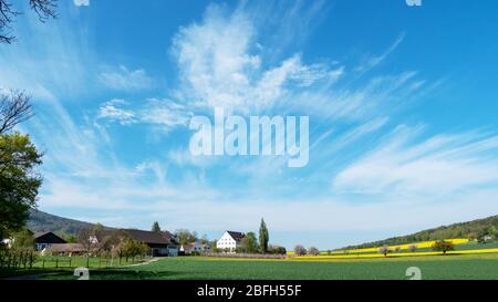 Magnifique ciel bleu avec nuages au printemps Banque D'Images