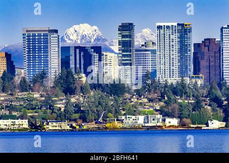 Bâtiments de grande taille Maisons quartiers résidentiels Lac Washington neige capping Cascade montagnes Bellevue Washington Banque D'Images