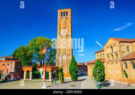 Église de Santa Maria e San Donato et bâtiment en briques du clocher sur la place Campo San Donato dans les îles de Murano, province de Venise, région de Vénétie, Nort Banque D'Images