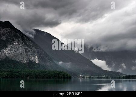 Nuages de pluie bas penchant sur le lac Hallstatt et les montagnes environnantes. Village de Hallstatt, Salzkammergut, Autriche. Banque D'Images