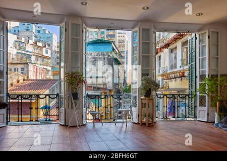 Vue sur la ville depuis la terrasse située au dernier étage du théâtre Dom Pedro V. Macao, Chine. Banque D'Images