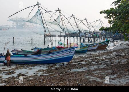 Kochi, Kerala - 30 décembre 2019: Bateaux de pêche garés à côté des filets de pêche chinois à fort kochi, kerala inde Banque D'Images