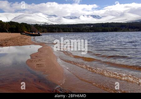 Vue du Loch Morlich sur la montagne de Cairngorm près d'Aviemore, Badenoch et Strathspey, en Écosse. Banque D'Images