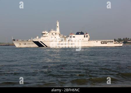 Kochi, Kerala - 30 décembre 2019: Navire de garde-côtes indien à fort kochi, kerala inde Banque D'Images