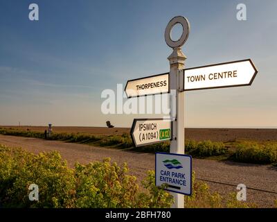 Parking abandonné dans la ville balnéaire d'Aldeburgh, Suffolk, Royaume-Uni en raison de la fermeture de la ville pendant la pandémie de coronavirus Banque D'Images