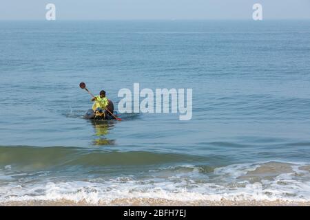 Mararikulam, Kerala - 6 janvier 2019: Pêcheur pagayant à la rive sur son bateau à la plage de Marari à Mararikulam kerala inde Banque D'Images