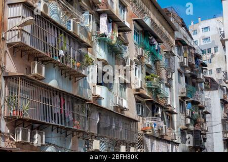 Façade d'un bâtiment résidentiel de plusieurs étages avec balcons clos. Macao, Chine. Banque D'Images