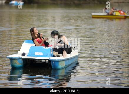 Prague, République tchèque. 18 avril 2020. Les gens peuvent profiter de leur temps libre sur un bateau sur la Vltava à Prague, en République tchèque, le 18 avril 2020. Le cabinet tchèque a approuvé le 14 avril un plan concret visant à éliminer complètement les restrictions de circulation d'ici le 8 juin, a déclaré les responsables lors d'une conférence de presse. Le plan sera divisé en cinq étapes. Les premières restrictions seront assouplies le 20 avril avec des magasins d'artisanat, des marchés de fermiers, des salles d'exposition de voitures et des magasins d'occasion à ouvrir, et d'autres magasins et événements à ajouter par étapes, selon le ministère. Crédit: Dana Kesnerova/Xinhua/Alay Live News Banque D'Images