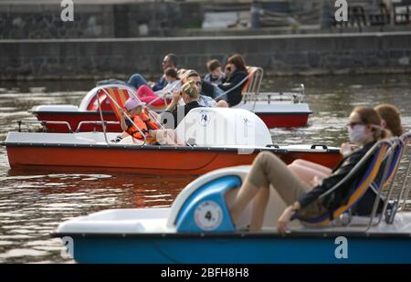 Prague, République tchèque. 18 avril 2020. Les gens peuvent profiter de leurs loisirs sur des bateaux sur la Vltava à Prague, en République tchèque, le 18 avril 2020. Le cabinet tchèque a approuvé le 14 avril un plan concret visant à éliminer complètement les restrictions de circulation d'ici le 8 juin, a déclaré les responsables lors d'une conférence de presse. Le plan sera divisé en cinq étapes. Les premières restrictions seront assouplies le 20 avril avec des magasins d'artisanat, des marchés de fermiers, des salles d'exposition de voitures et des magasins d'occasion à ouvrir, et d'autres magasins et événements à ajouter par étapes, selon le ministère. Crédit: Dana Kesnerova/Xinhua/Alay Live News Banque D'Images