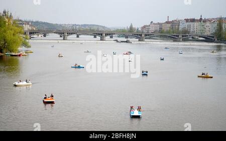 Prague, République tchèque. 18 avril 2020. Les gens peuvent profiter de leurs loisirs sur des bateaux sur la Vltava à Prague, en République tchèque, le 18 avril 2020. Le cabinet tchèque a approuvé le 14 avril un plan concret visant à éliminer complètement les restrictions de circulation d'ici le 8 juin, a déclaré les responsables lors d'une conférence de presse. Le plan sera divisé en cinq étapes. Les premières restrictions seront assouplies le 20 avril avec des magasins d'artisanat, des marchés de fermiers, des salles d'exposition de voitures et des magasins d'occasion à ouvrir, et d'autres magasins et événements à ajouter par étapes, selon le ministère. Crédit: Dana Kesnerova/Xinhua/Alay Live News Banque D'Images