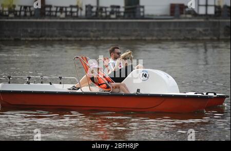 Prague, République tchèque. 18 avril 2020. Les gens peuvent profiter de leur temps libre sur un bateau sur la Vltava à Prague, en République tchèque, le 18 avril 2020. Le cabinet tchèque a approuvé le 14 avril un plan concret visant à éliminer complètement les restrictions de circulation d'ici le 8 juin, a déclaré les responsables lors d'une conférence de presse. Le plan sera divisé en cinq étapes. Les premières restrictions seront assouplies le 20 avril avec des magasins d'artisanat, des marchés de fermiers, des salles d'exposition de voitures et des magasins d'occasion à ouvrir, et d'autres magasins et événements à ajouter par étapes, selon le ministère. Crédit: Dana Kesnerova/Xinhua/Alay Live News Banque D'Images