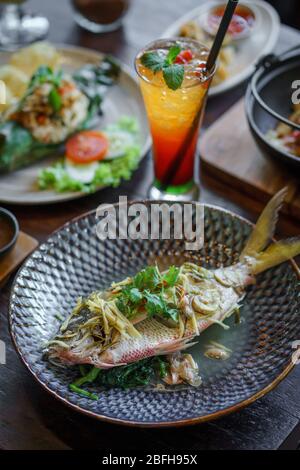 Menu de déjeuner super délicieux. Milkfish avec sauce aigre de style asiatique. Banque D'Images