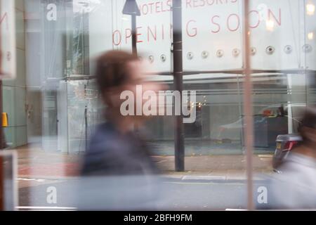 Londres, Royaume-Uni - 13 octobre 2019 : effet flou scène de London Street, des gens qui marchont devant eux Banque D'Images