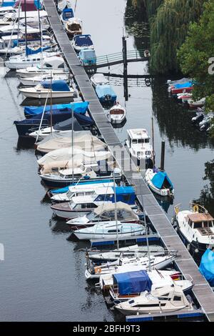 bateaux dans le port sur la rivière, Prague Banque D'Images