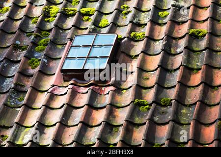 toit de maison en toit avec toit en tuiles de céramique anciennes. Banque D'Images