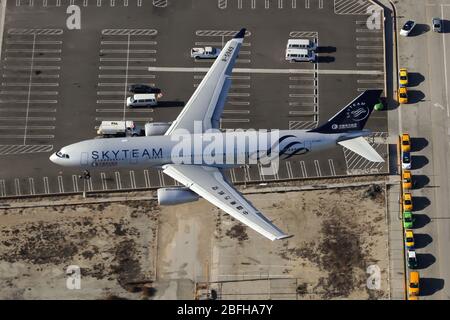 Los Angeles, États-Unis. 31 août 2015. Un Airbus 330-200 de China Eastern Airlines dans les terres de menoges SkyTeam à l'aéroport international de Los Angeles. Crédit: Fabrizio Gandolfo/SOPA Images/ZUMA Wire/Alay Live News Banque D'Images