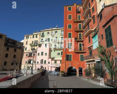 Vue intérieure sur la rue de Camogli, vue à proximité de l'église carrée et bord de mer sur la gauche Banque D'Images