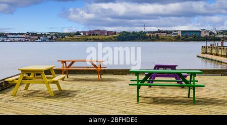 Bancs de pique-nique colorés sur Dock Banque D'Images