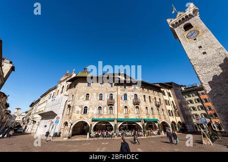 Piazza del Duomo, place de la cathédrale dans la ville de trente avec la tour civique et les maisons de fresques Cazuffi Rella, Trentin-Haut-Adige, Italie, Europe Banque D'Images