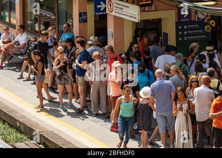 La gare de Vernazza regorge de touristes en été. Cinque Terre, province de la Spezia, Italie, Europe Banque D'Images